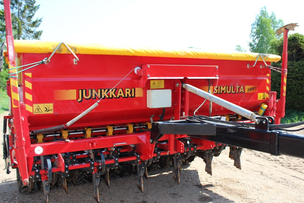 Junkkari Simulta 3000T - Siisti! Heinänsiemenlaite ja kiekkovantaat takana - Zaaicombinatie: afbeelding 2 Junkkari Simulta 3000T - Siisti! Heinänsiemenlaite ja kiekkovantaat takana - Zaaicombinatie: afbeelding 2