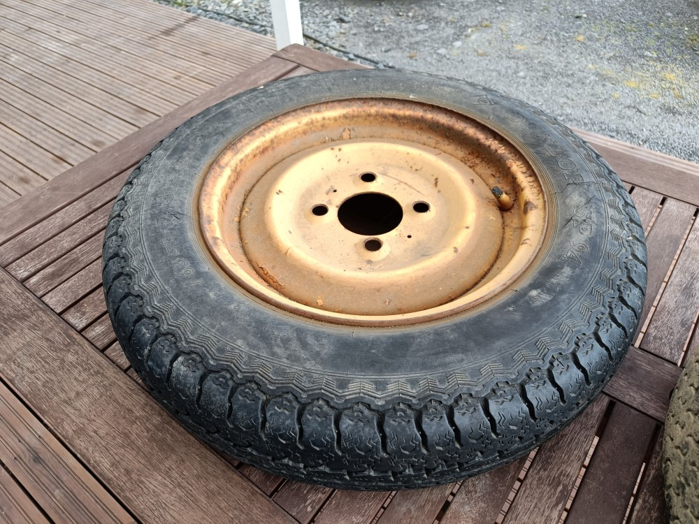 Renkaat 165SR15 vanteilla 2 kpl Heywang paalaimesta - Complete wiel voor Vierkante balenpers: afbeelding 1 Renkaat 165SR15 vanteilla 2 kpl Heywang paalaimesta - Complete wiel voor Vierkante balenpers: afbeelding 1