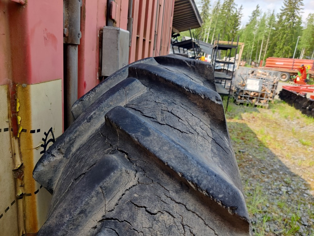 Traktorin renkaat 13.6x36 vannekehillä  - Band voor Tractor: afbeelding 3 Traktorin renkaat 13.6x36 vannekehillä  - Band voor Tractor: afbeelding 3