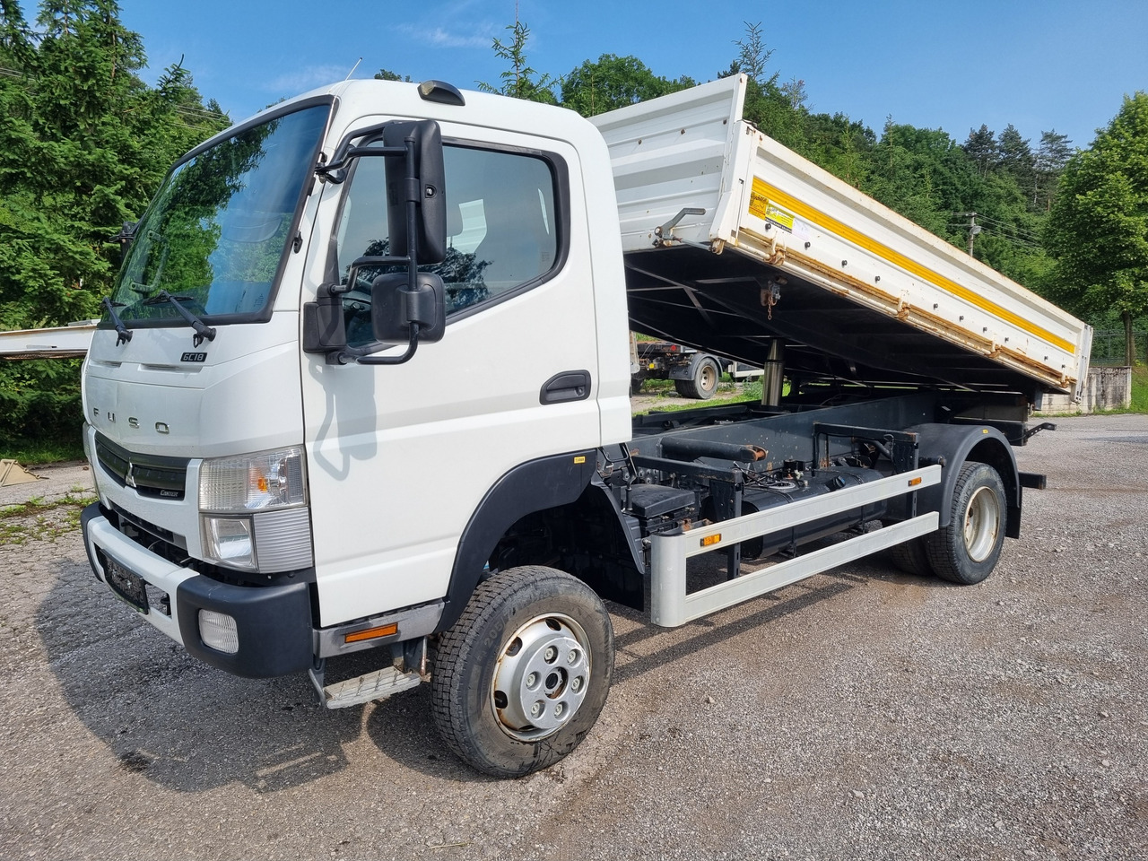 FUSO Canter 6C18 4x4 3 way tipper (only 35tkm) - Kipper vrachtwagen: afbeelding 1 FUSO Canter 6C18 4x4 3 way tipper (only 35tkm) - Kipper vrachtwagen: afbeelding 1