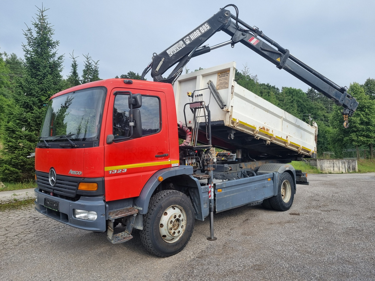 MERCEDES-BENZ ATEGO 1323 4x4 tipper + crane HIAB 095 - Kipper vrachtwagen, Kraanwagen: afbeelding 1 MERCEDES-BENZ ATEGO 1323 4x4 tipper + crane HIAB 095 - Kipper vrachtwagen, Kraanwagen: afbeelding 1