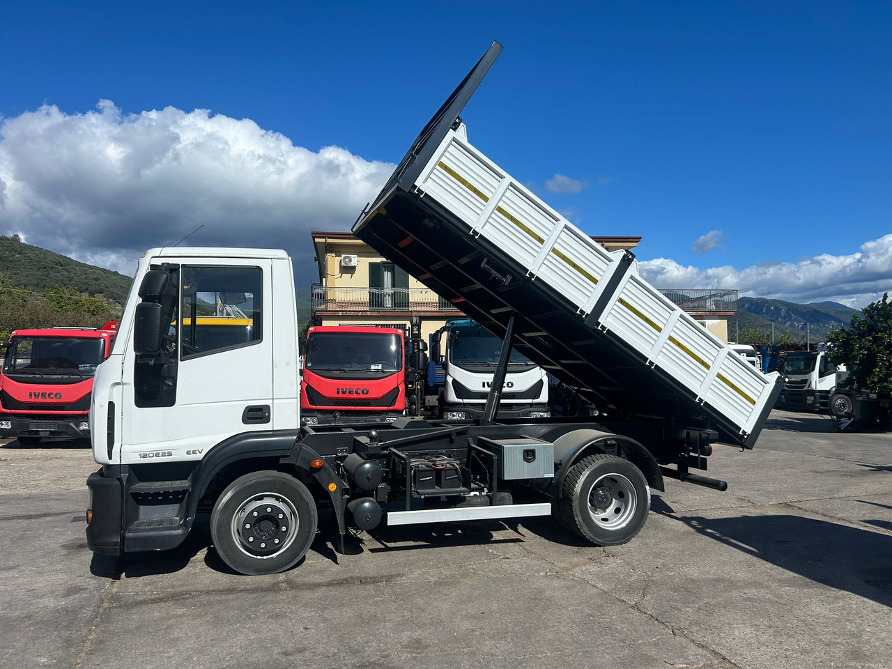 IVECO EUROCARGO 120E25 - Kipper vrachtwagen: afbeelding 2 IVECO EUROCARGO 120E25 - Kipper vrachtwagen: afbeelding 2