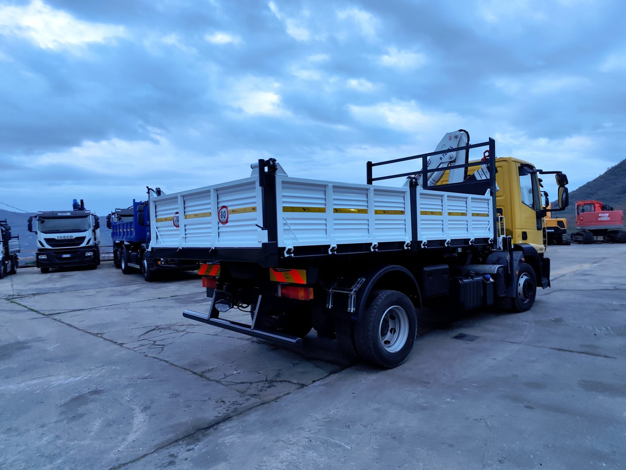 Kraanwagen, Kipper vrachtwagen IVECO EUROCARGO 120E28P: afbeelding 40 Kraanwagen, Kipper vrachtwagen IVECO EUROCARGO 120E28P: afbeelding 40