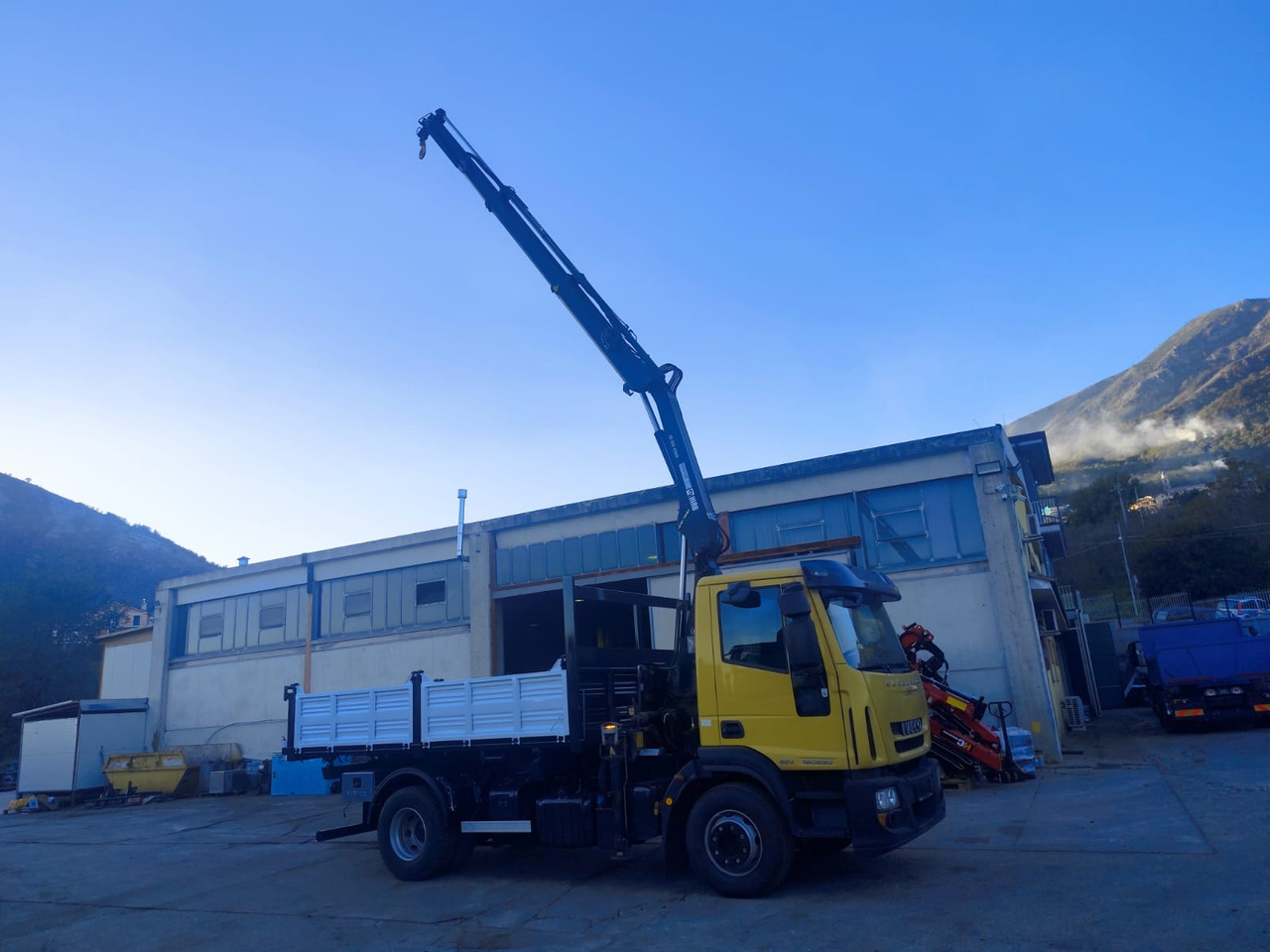 IVECO EUROCARGO 160E30 - Kraanwagen: afbeelding 2 IVECO EUROCARGO 160E30 - Kraanwagen: afbeelding 2