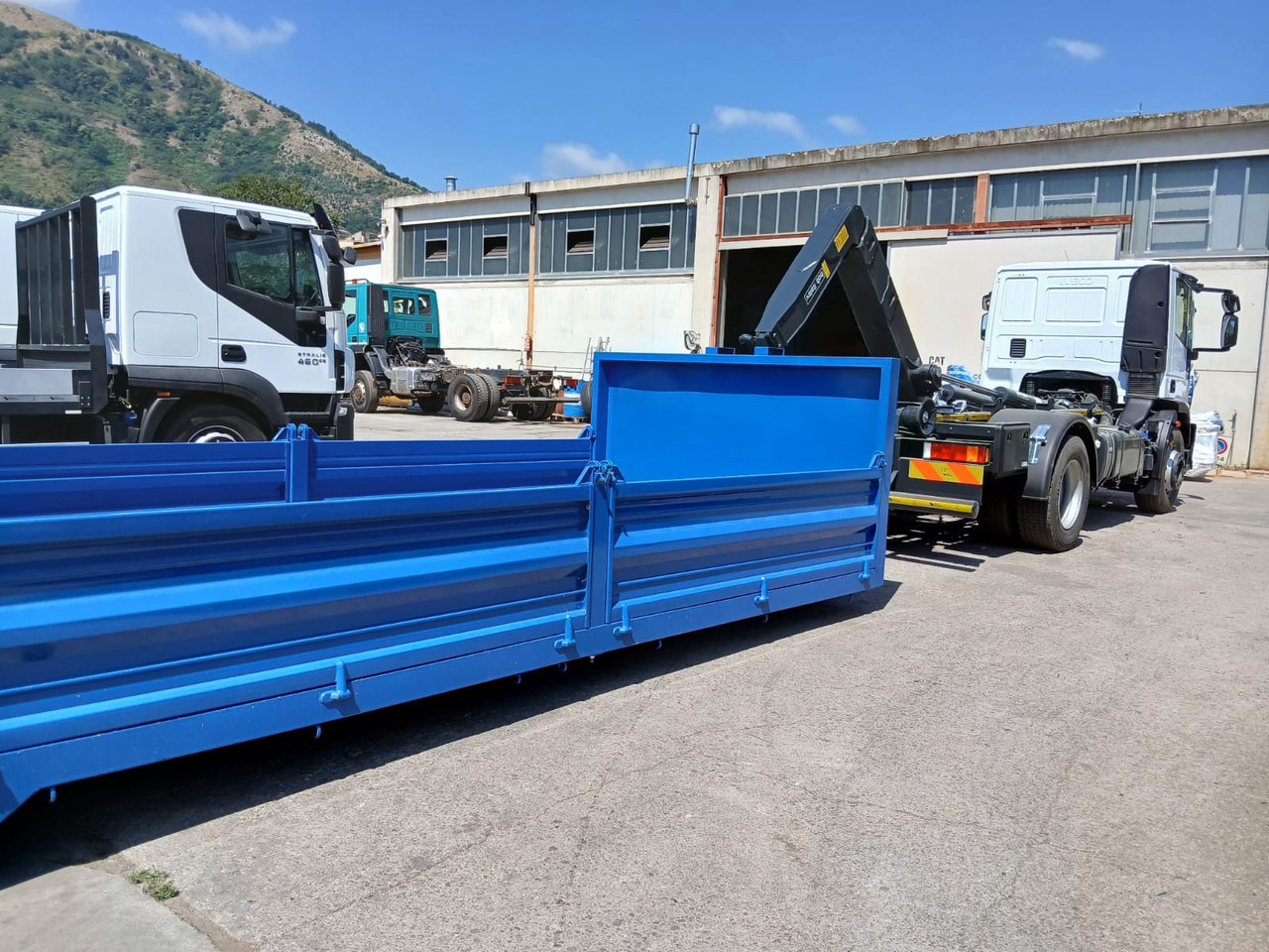 IVECO EUROCARGO 190EL25 - Haakarmsysteem vrachtwagen: afbeelding 2 IVECO EUROCARGO 190EL25 - Haakarmsysteem vrachtwagen: afbeelding 2