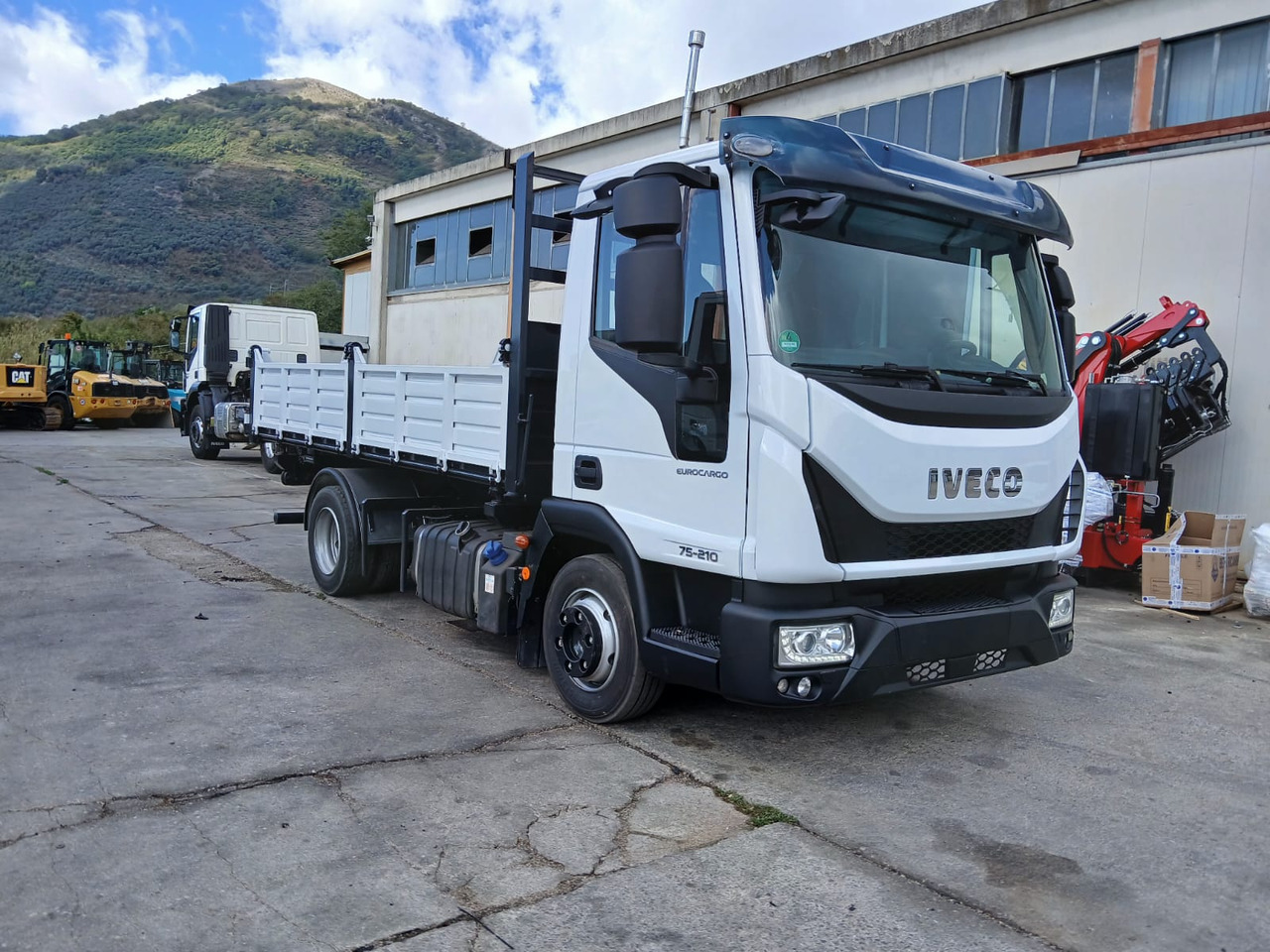 IVECO EUROCARGO 75-210 - Kipper vrachtwagen: afbeelding 2 IVECO EUROCARGO 75-210 - Kipper vrachtwagen: afbeelding 2