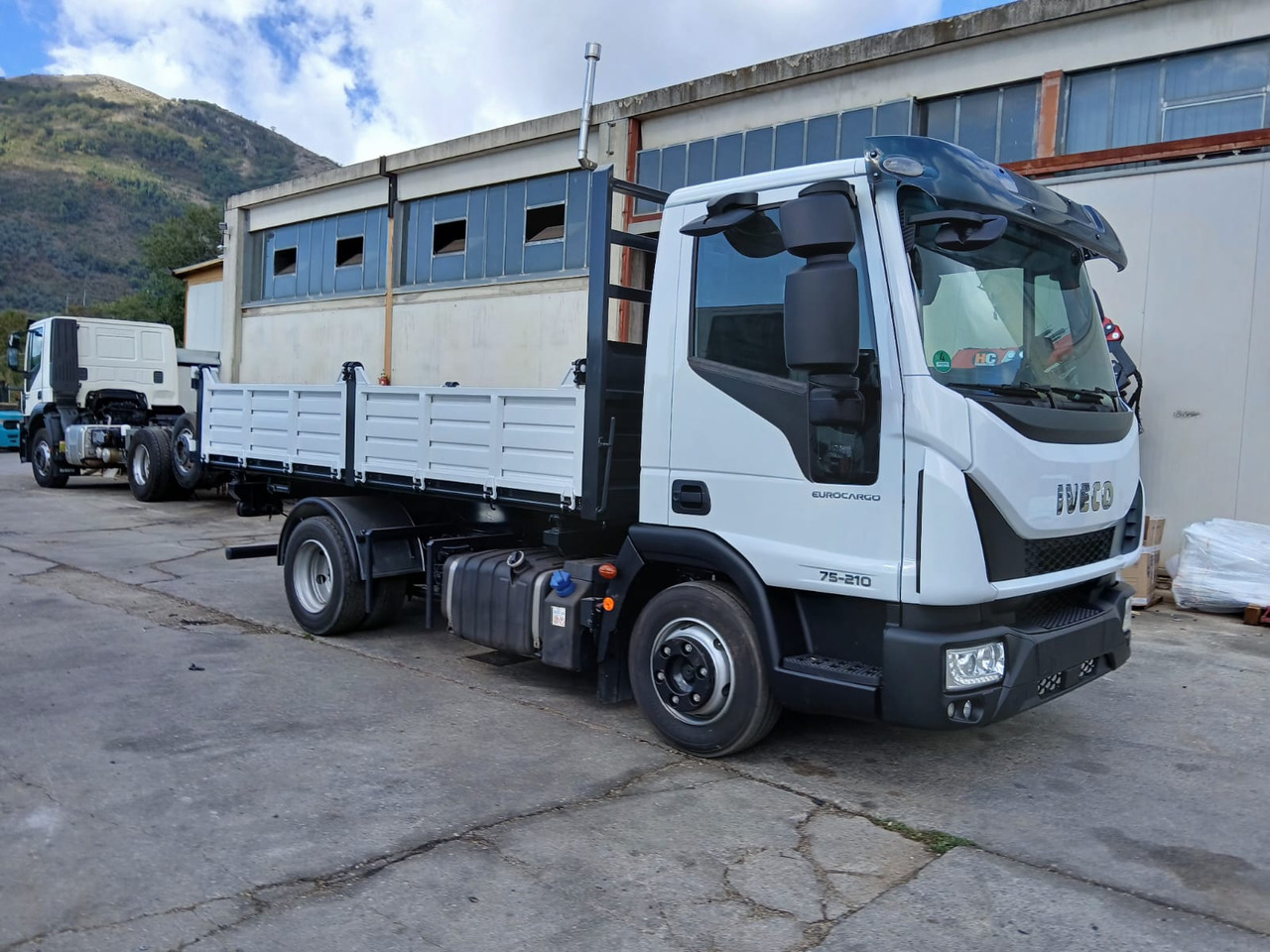 IVECO EUROCARGO 75-210 - Kipper vrachtwagen: afbeelding 1 IVECO EUROCARGO 75-210 - Kipper vrachtwagen: afbeelding 1