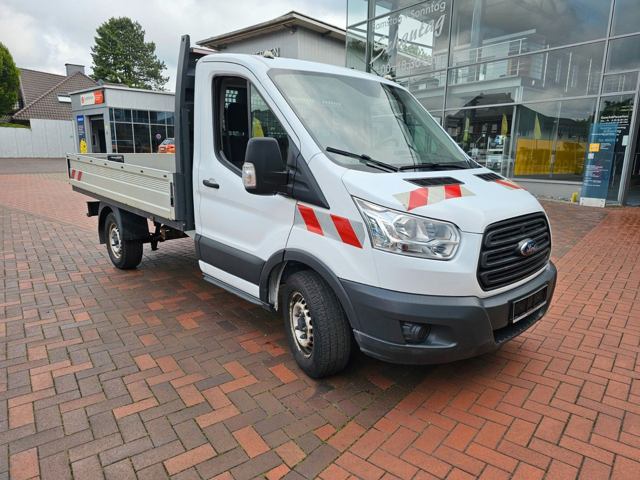 Ford Transit Pritsche 350 L2 Einzelkabine Motorschade - Bestelwagen met open laadbak: afbeelding 1 Ford Transit Pritsche 350 L2 Einzelkabine Motorschade - Bestelwagen met open laadbak: afbeelding 1