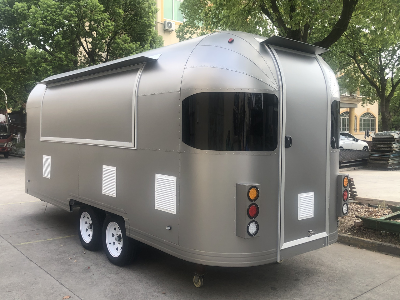 Deli Star Trailer American 6000 - EU Standards - Verkoopwagen: afbeelding 1 Deli Star Trailer American 6000 - EU Standards - Verkoopwagen: afbeelding 1