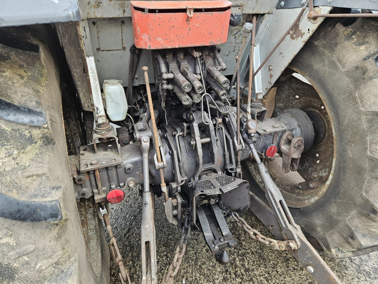 1992 MF 390 2wd, 12/12, showing 3316 Hours - Tractor: afbeelding 4 1992 MF 390 2wd, 12/12, showing 3316 Hours - Tractor: afbeelding 4