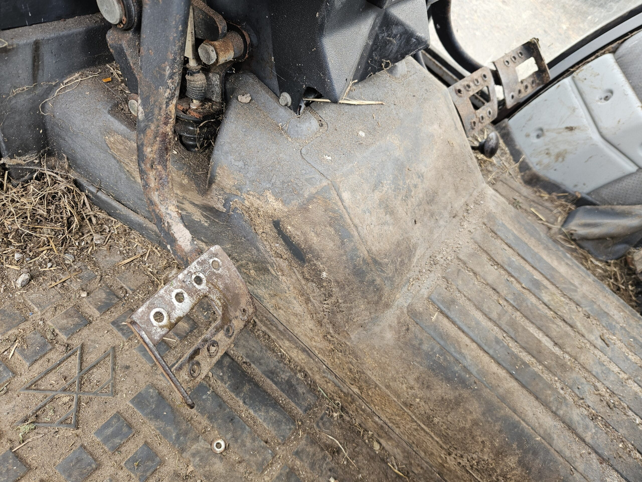 Tractor 1992 MF 390 2wd, 12/12, showing 3316 Hours: afbeelding 11 Tractor 1992 MF 390 2wd, 12/12, showing 3316 Hours: afbeelding 11