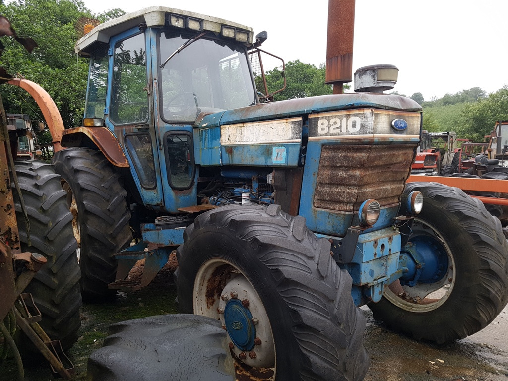 Ford 8210 - Tractor: afbeelding 2 Ford 8210 - Tractor: afbeelding 2