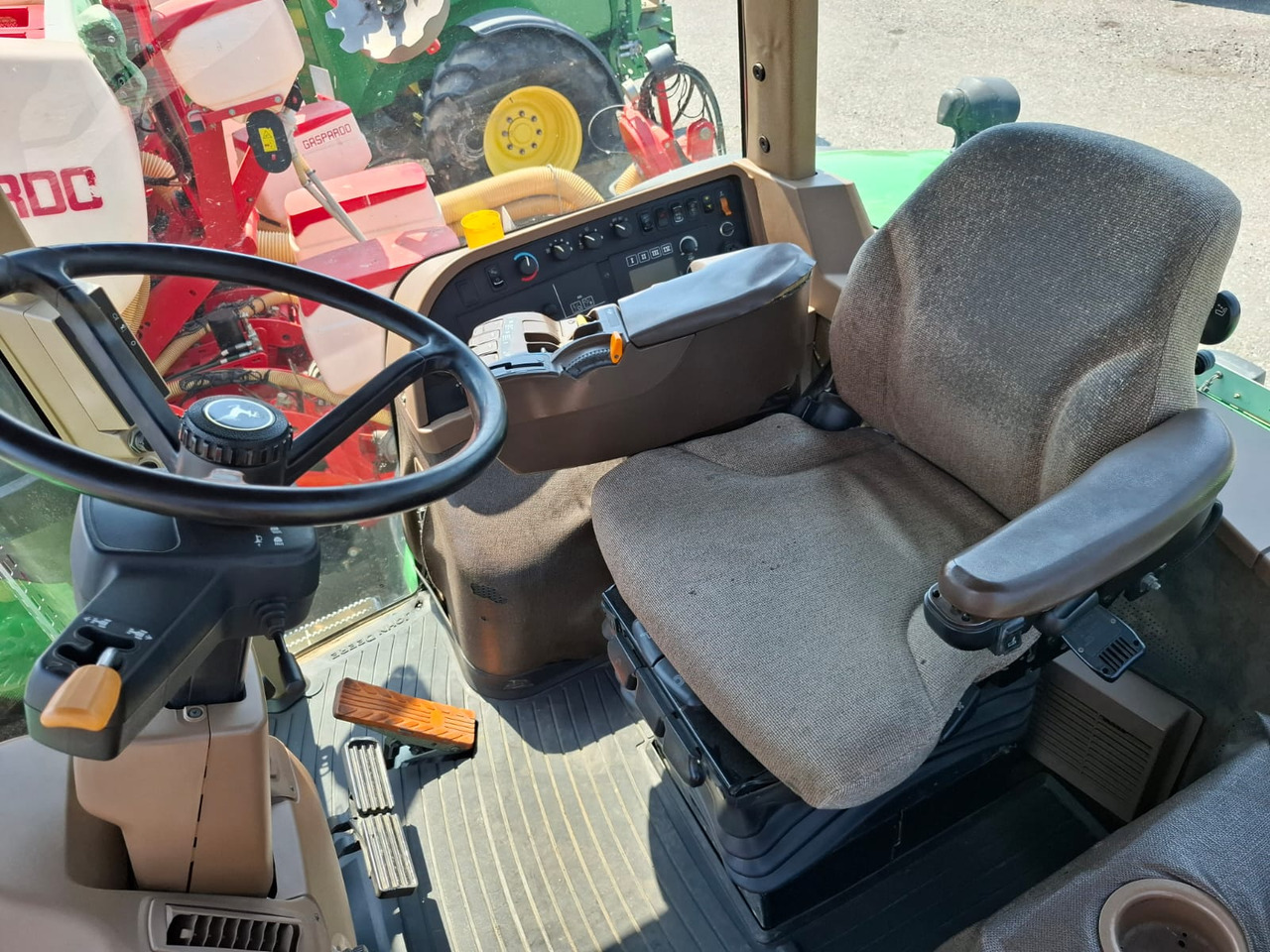 JOHN DEERE 8230 - Tractor: afbeelding 2 JOHN DEERE 8230 - Tractor: afbeelding 2