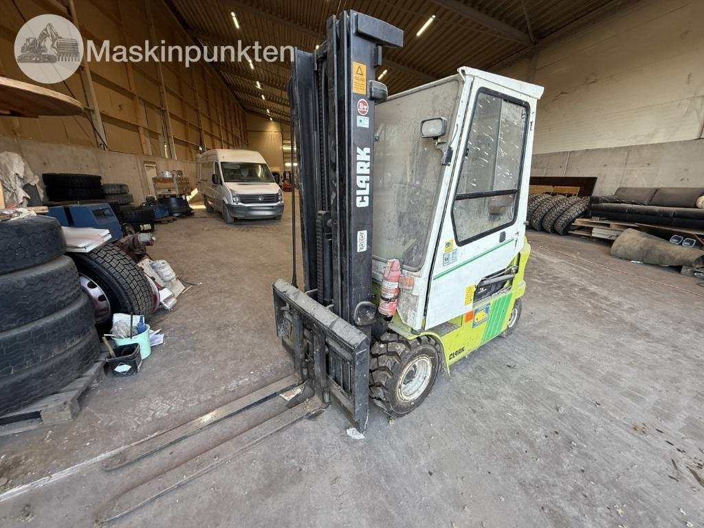 Clark CEM 25 - Diesel heftruck: afbeelding 2 Clark CEM 25 - Diesel heftruck: afbeelding 2