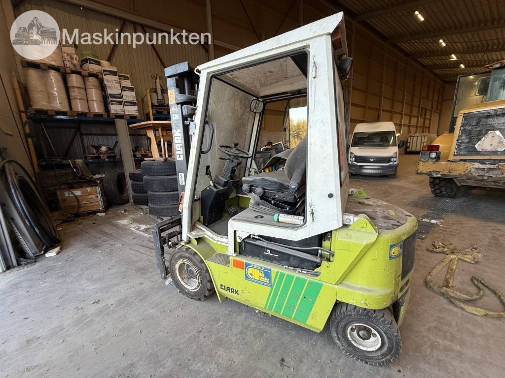 Clark CEM 25 - Diesel heftruck: afbeelding 1 Clark CEM 25 - Diesel heftruck: afbeelding 1