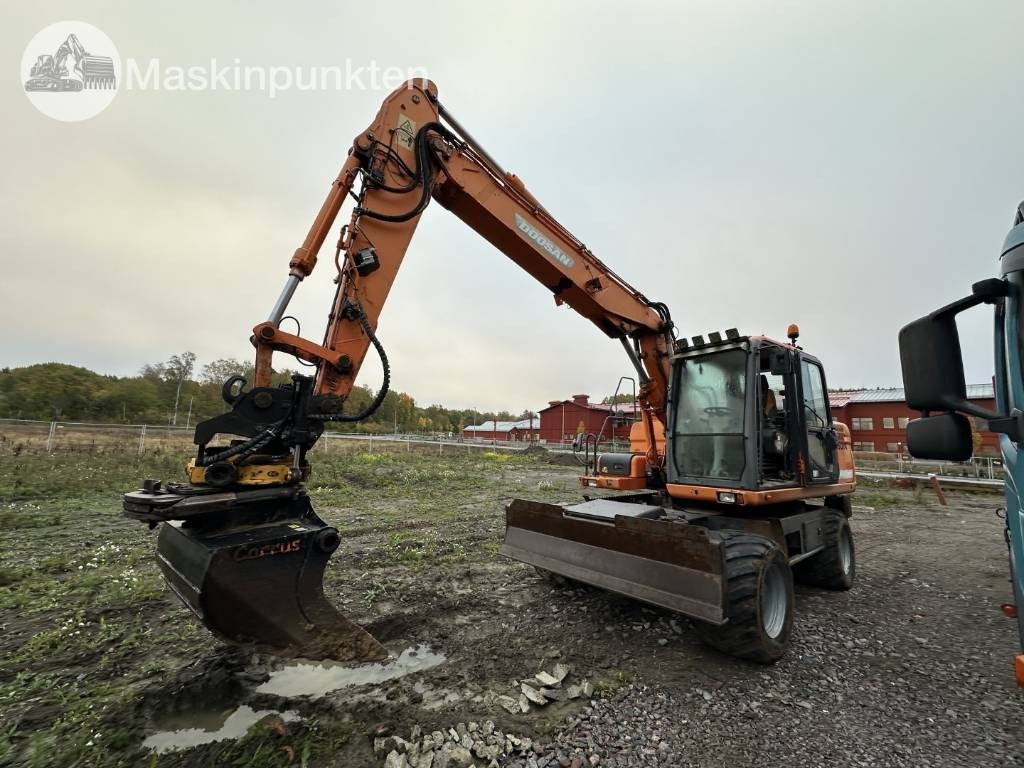 Doosan DX 140 W med vagn och redskap  - Mobiele graafmachine: afbeelding 1 Doosan DX 140 W med vagn och redskap  - Mobiele graafmachine: afbeelding 1