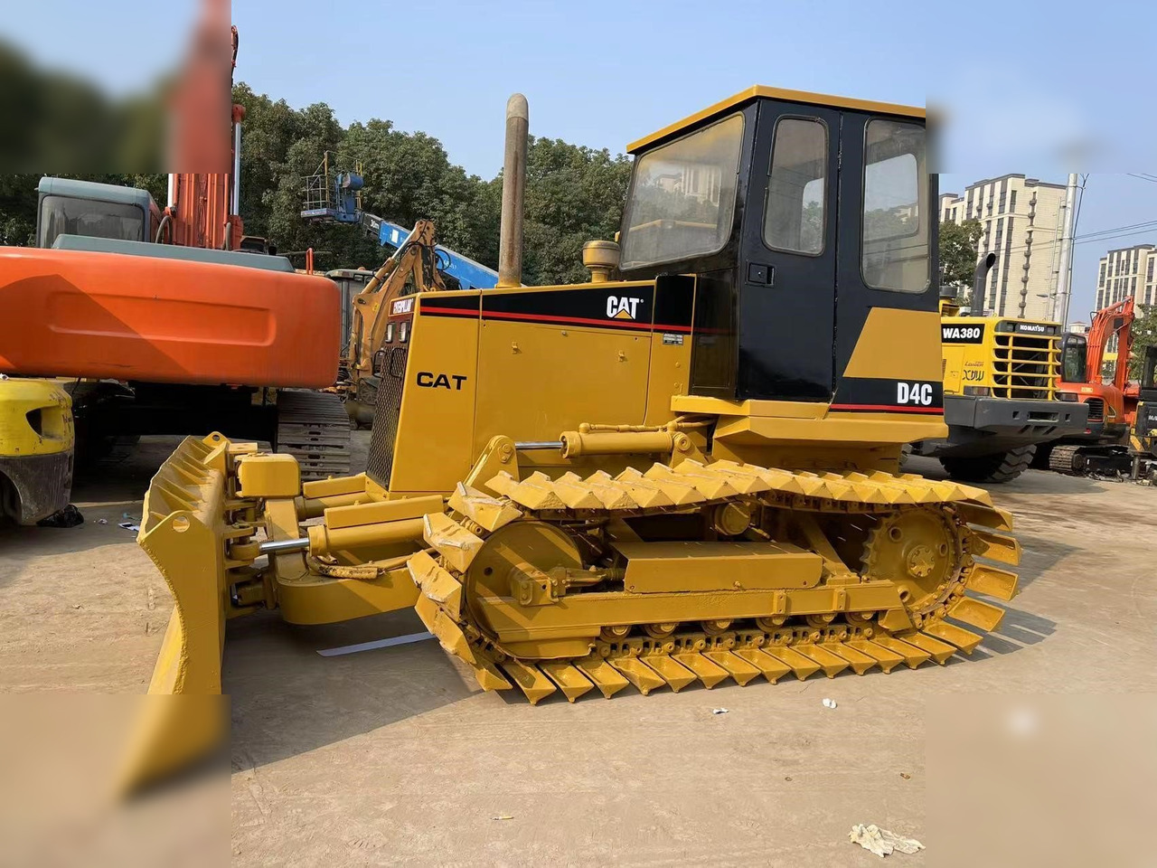 CATERPILLAR D4C - Bulldozer: afbeelding 1 CATERPILLAR D4C - Bulldozer: afbeelding 1