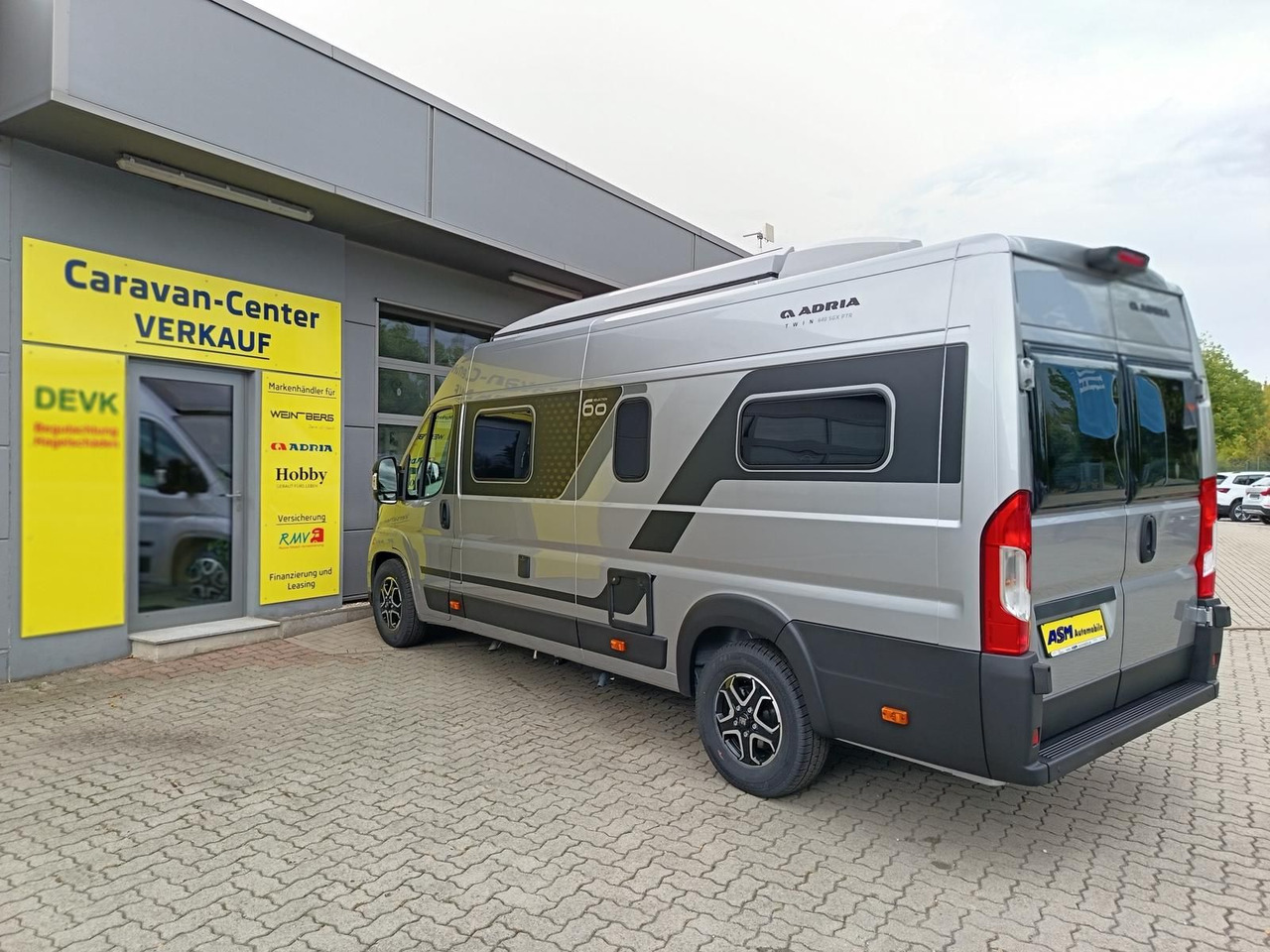 Adria Twin "60Y" 640 SGX 4,25MAXI*JUBILEE*AUFSTELLDACH - Buscamper: afbeelding 5 Adria Twin "60Y" 640 SGX 4,25MAXI*JUBILEE*AUFSTELLDACH - Buscamper: afbeelding 5
