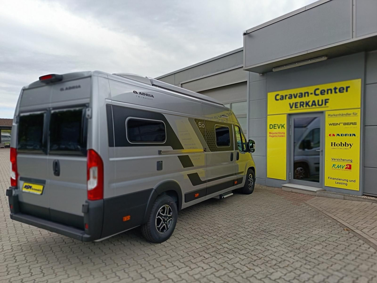 Adria Twin "60Y" 640 SGX 4,25MAXI*JUBILEE*AUFSTELLDACH - Buscamper: afbeelding 4 Adria Twin "60Y" 640 SGX 4,25MAXI*JUBILEE*AUFSTELLDACH - Buscamper: afbeelding 4