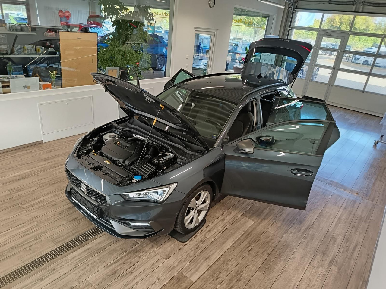 Seat Leon Sportstourer 1,5TSI FR*NAVI*LED*SOUND*R-KAM - Stationwagen: afbeelding 2 Seat Leon Sportstourer 1,5TSI FR*NAVI*LED*SOUND*R-KAM - Stationwagen: afbeelding 2