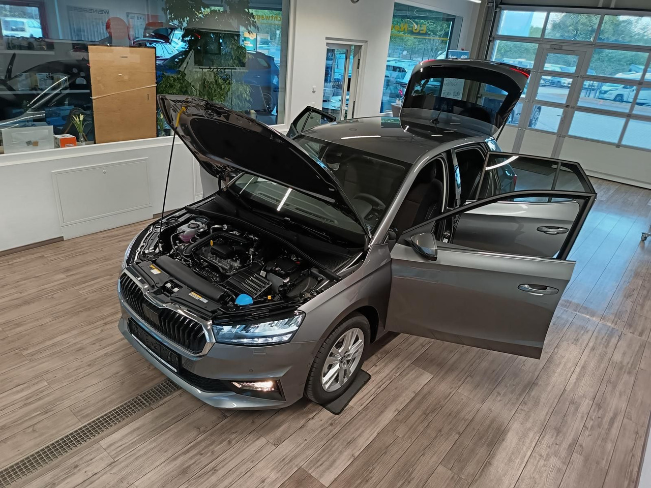 Skoda Fabia 30 Jahre DSG*VORBER.AHK*LED*R-KAM*TEMP*DAB - Sedan: afbeelding 2 Skoda Fabia 30 Jahre DSG*VORBER.AHK*LED*R-KAM*TEMP*DAB - Sedan: afbeelding 2