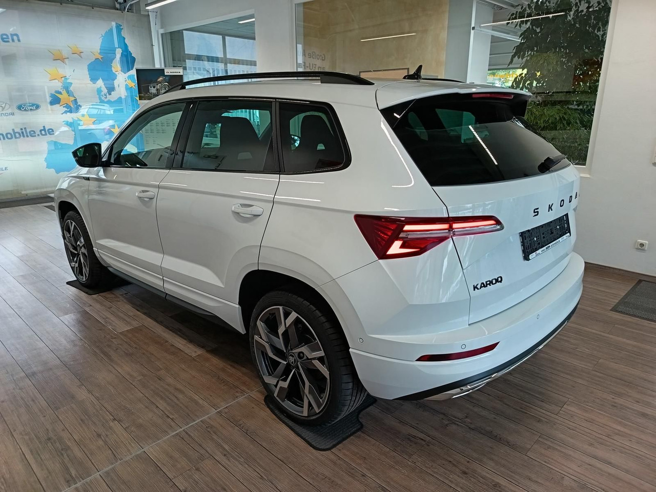 Skoda Karoq Sportline 1,5 TSI DSG*AHK*PSD*STD.HZG*NAVI - SUV: afbeelding 4 Skoda Karoq Sportline 1,5 TSI DSG*AHK*PSD*STD.HZG*NAVI - SUV: afbeelding 4