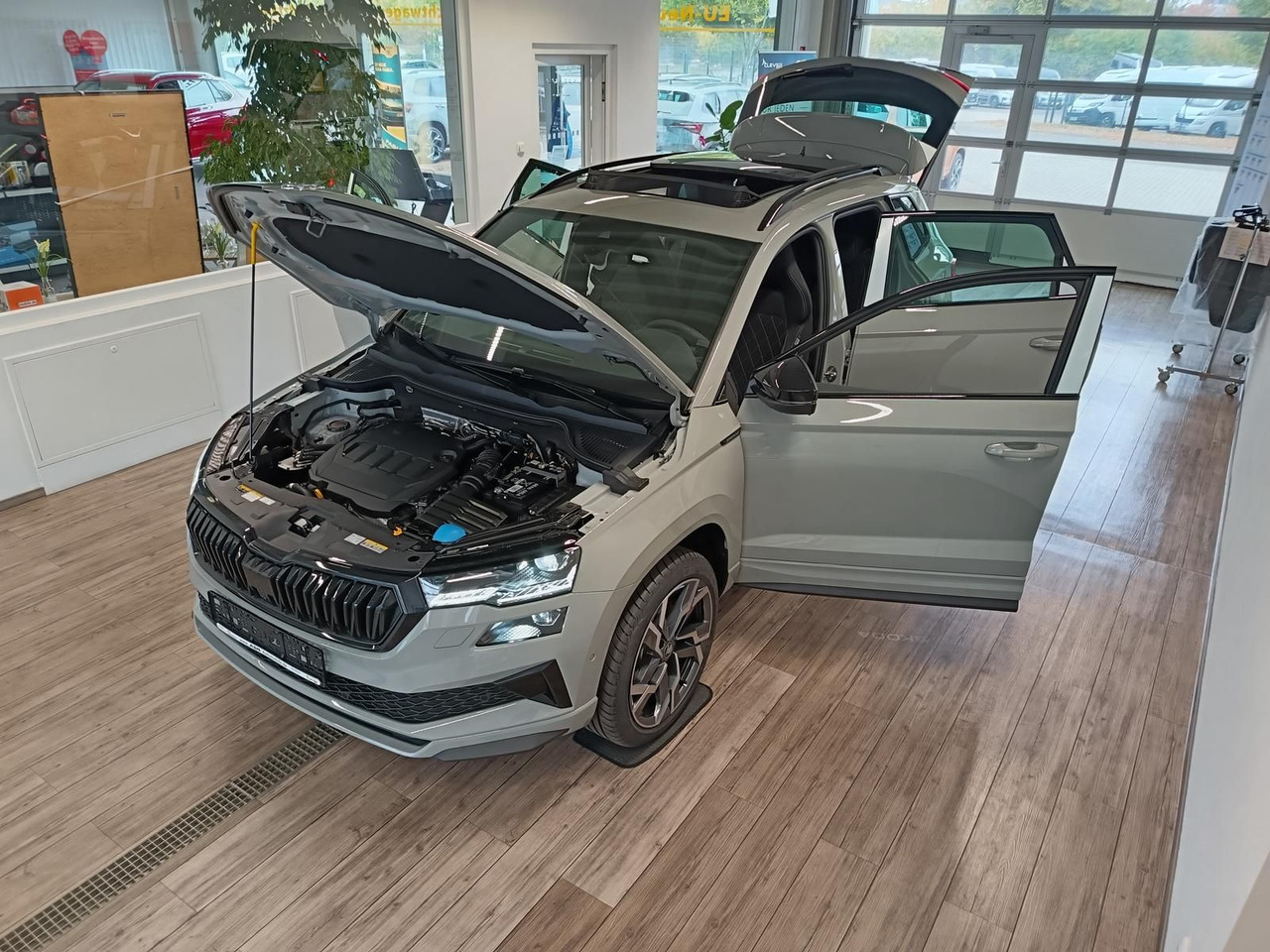 Skoda Karoq Sportline 2,0 TDI DSG 4x4*AHK*PSD*STD.HZG* - SUV: afbeelding 2 Skoda Karoq Sportline 2,0 TDI DSG 4x4*AHK*PSD*STD.HZG* - SUV: afbeelding 2