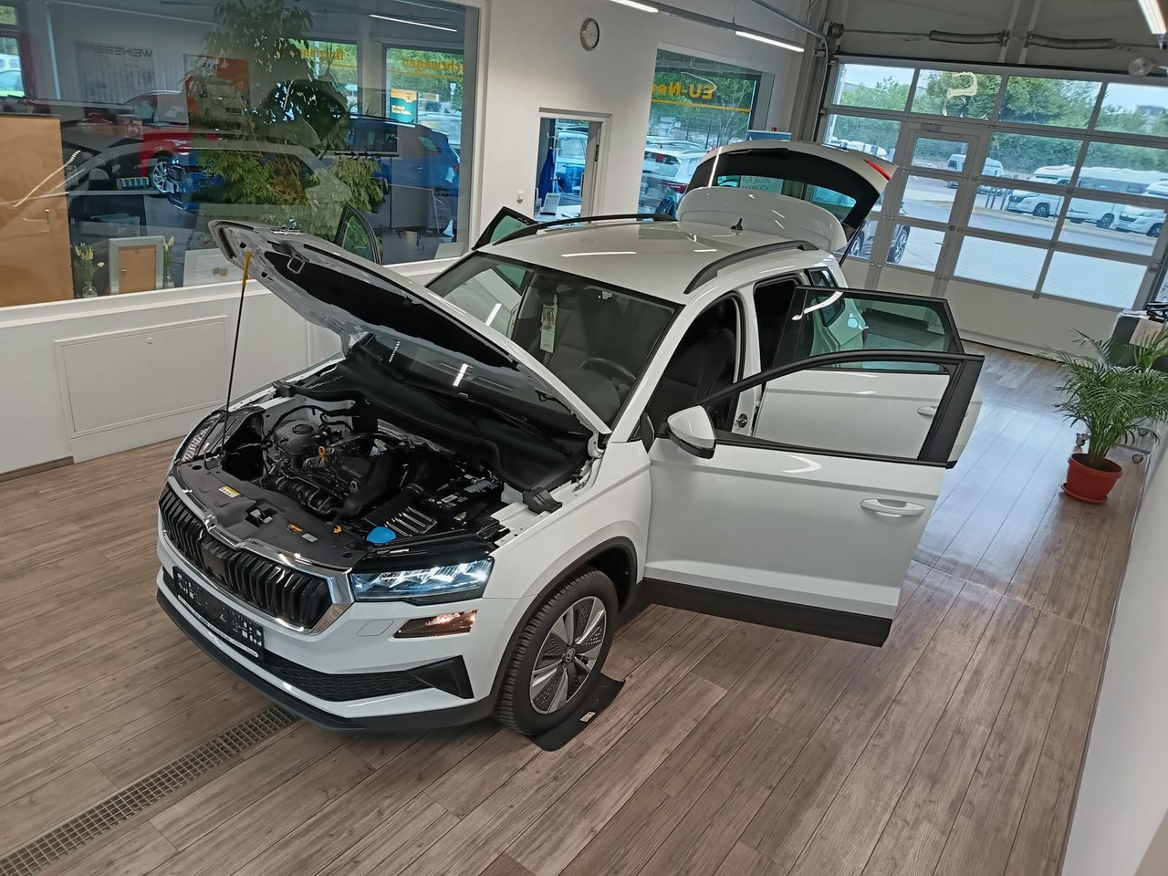Skoda Karoq Style 1,5TSI DSG*AHK-VORBER*NAVI*LED*R-KAM - SUV: afbeelding 2 Skoda Karoq Style 1,5TSI DSG*AHK-VORBER*NAVI*LED*R-KAM - SUV: afbeelding 2