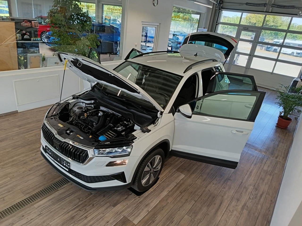 Skoda Karoq Style 1,5TSI DSG*AHK-VORBER*NAVI*LED*R-KAM - SUV: afbeelding 2 Skoda Karoq Style 1,5TSI DSG*AHK-VORBER*NAVI*LED*R-KAM - SUV: afbeelding 2