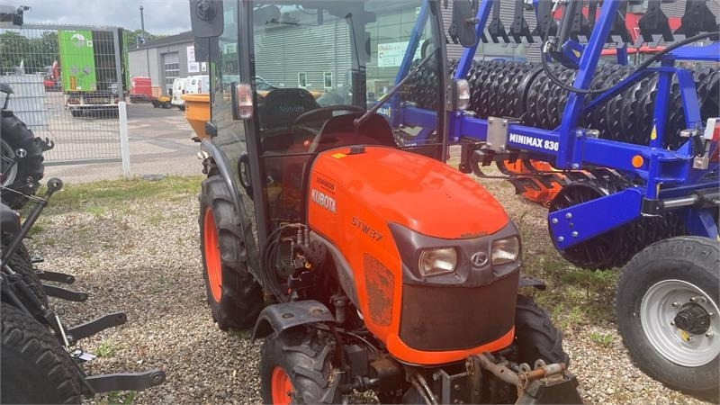 Kubota STW37 Kun 1144 timer STW37 - Gemeentelijke tractor: afbeelding 1 Kubota STW37 Kun 1144 timer STW37 - Gemeentelijke tractor: afbeelding 1