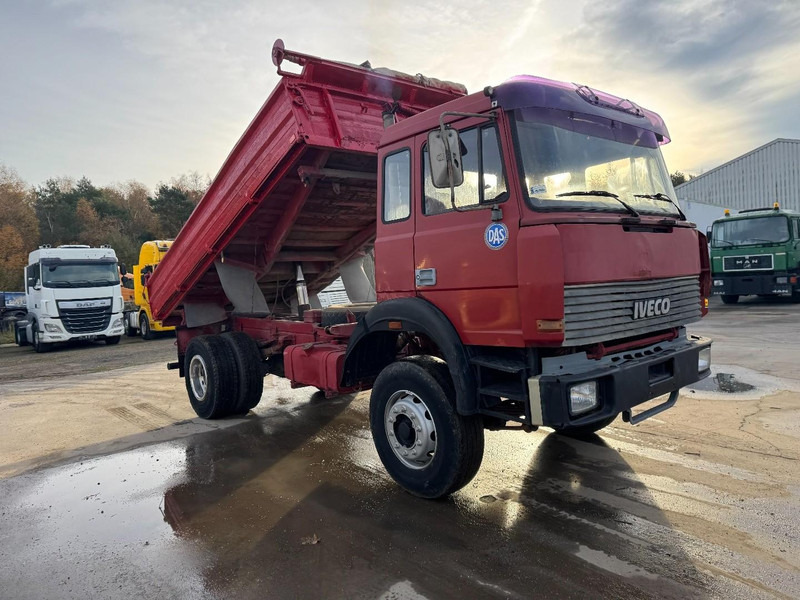 Iveco Magirus 180 - 25 (GRAND PONT / SUSPENSION LAMES / V8 MOTEUR AVEC POMPE MANUELLE / BOITE MANUELLE) - Kipper vrachtwagen: afbeelding 3 Iveco Magirus 180 - 25 (GRAND PONT / SUSPENSION LAMES / V8 MOTEUR AVEC POMPE MANUELLE / BOITE MANUELLE) - Kipper vrachtwagen: afbeelding 3