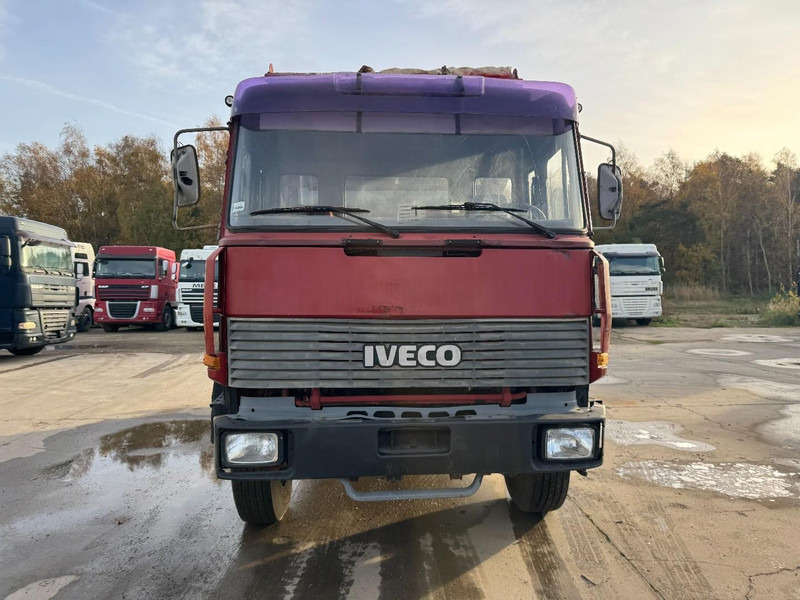 Iveco Magirus 180 - 25 (GRAND PONT / SUSPENSION LAMES / V8 MOTEUR AVEC POMPE MANUELLE / BOITE MANUELLE) - Kipper vrachtwagen: afbeelding 2 Iveco Magirus 180 - 25 (GRAND PONT / SUSPENSION LAMES / V8 MOTEUR AVEC POMPE MANUELLE / BOITE MANUELLE) - Kipper vrachtwagen: afbeelding 2