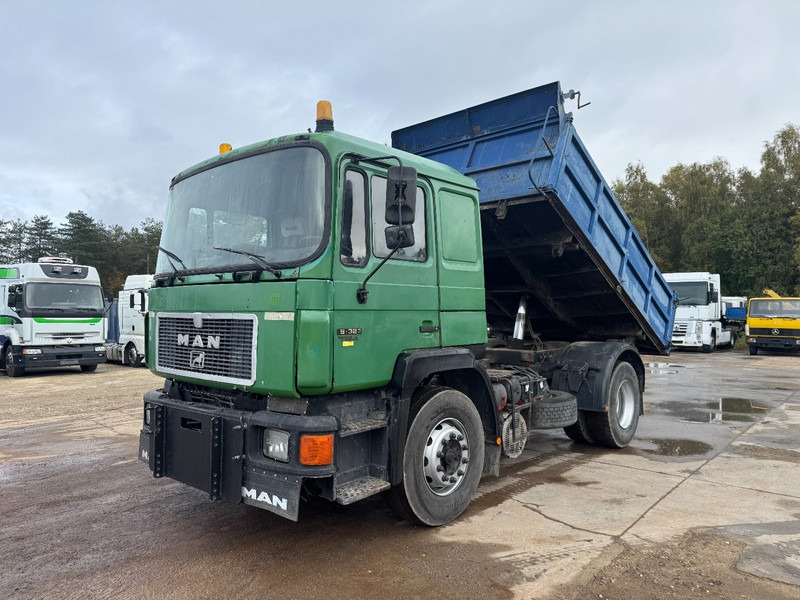 MAN 19.322  (STEEL SUSPENSION & MANUAL PUMP / SUSPENSION LAMES & POMPE MANUELLE) - Kipper bestelwagen: afbeelding 1 MAN 19.322  (STEEL SUSPENSION & MANUAL PUMP / SUSPENSION LAMES & POMPE MANUELLE) - Kipper bestelwagen: afbeelding 1