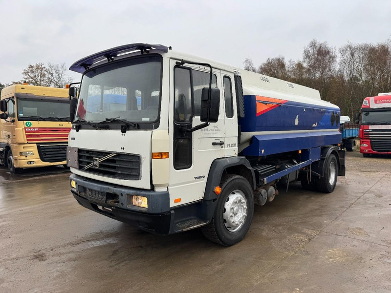 Volvo FL 6 - 220 (11000 L / 2 COMPARTMENTS / 18 TON / MANUAL GEARBOX / PERFECT) - Tankwagen: afbeelding 1 Volvo FL 6 - 220 (11000 L / 2 COMPARTMENTS / 18 TON / MANUAL GEARBOX / PERFECT) - Tankwagen: afbeelding 1
