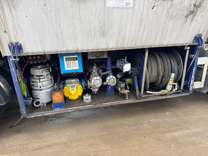 Volvo FL 6 - 220 (11000 L / 2 COMPARTMENTS / 18 TON / MANUAL GEARBOX / PERFECT) - Tankwagen: afbeelding 5 Volvo FL 6 - 220 (11000 L / 2 COMPARTMENTS / 18 TON / MANUAL GEARBOX / PERFECT) - Tankwagen: afbeelding 5