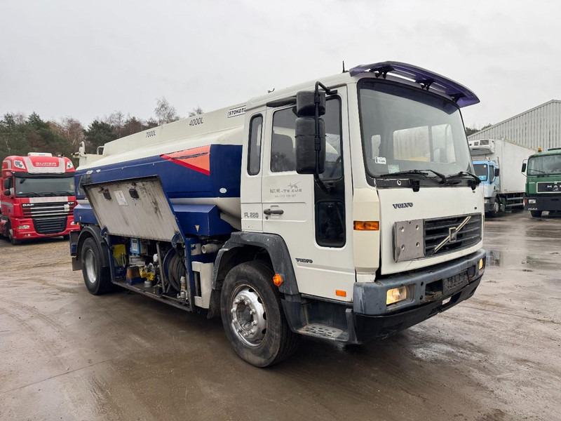 Volvo FL 6 - 220 (11000 L / 2 COMPARTMENTS / 18 TON / MANUAL GEARBOX / PERFECT) - Tankwagen: afbeelding 3 Volvo FL 6 - 220 (11000 L / 2 COMPARTMENTS / 18 TON / MANUAL GEARBOX / PERFECT) - Tankwagen: afbeelding 3