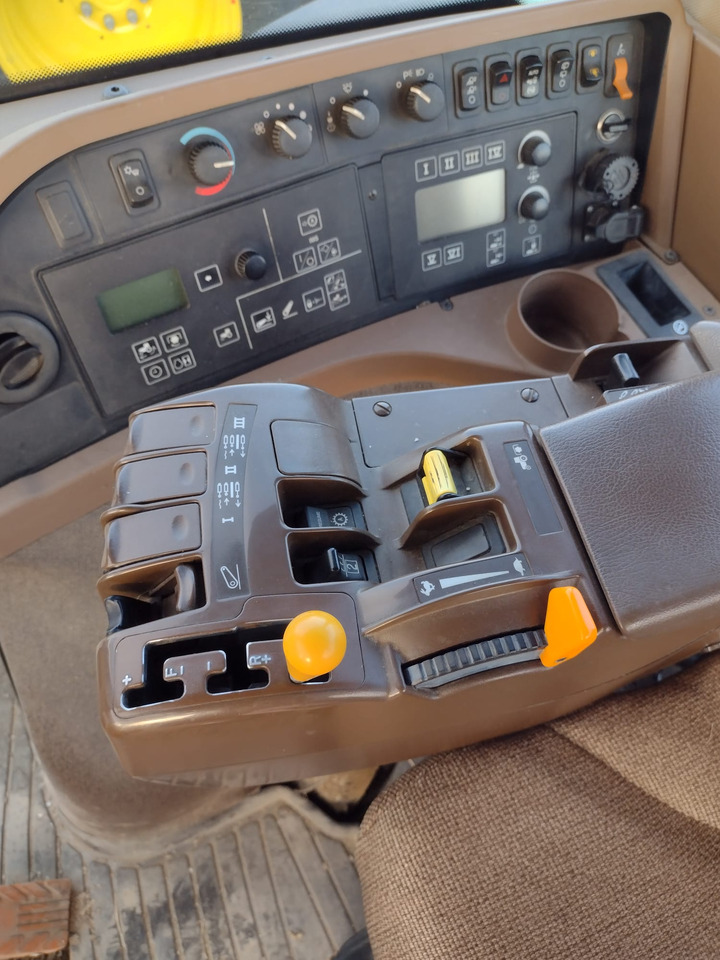 JOHN DEERE 8230 - Tractor: afbeelding 4 JOHN DEERE 8230 - Tractor: afbeelding 4