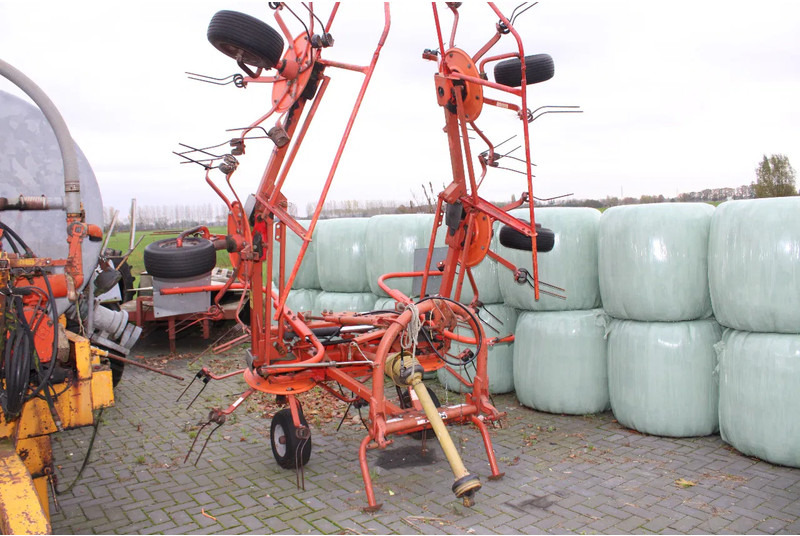 Fella 680 en diverse machines - Hooischudder: afbeelding 1 Fella 680 en diverse machines - Hooischudder: afbeelding 1