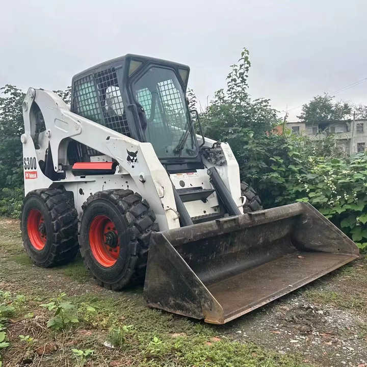 Second Hand BOBCAT S300 Skid-steer Loader with Very Good Performance Is for Sale at a Low Price - Schranklader: afbeelding 1 Second Hand BOBCAT S300 Skid-steer Loader with Very Good Performance Is for Sale at a Low Price - Schranklader: afbeelding 1