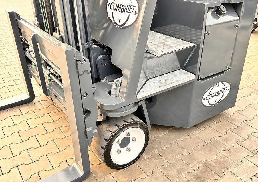 Combilift C2500CB / DUPLEX / 4100MM / DIESEL / FREE LIFT / FORK POSITIONER / SIDE SHIFT / LIKE NEW - 4-weg zijlader: afbeelding 4 Combilift C2500CB / DUPLEX / 4100MM / DIESEL / FREE LIFT / FORK POSITIONER / SIDE SHIFT / LIKE NEW - 4-weg zijlader: afbeelding 4