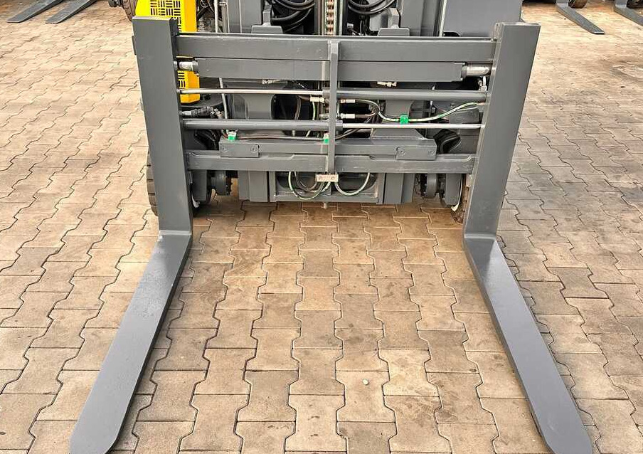 Combilift C2500CB / DUPLEX / 4100MM / DIESEL / FREE LIFT / FORK POSITIONER / SIDE SHIFT / LIKE NEW - 4-weg zijlader: afbeelding 5 Combilift C2500CB / DUPLEX / 4100MM / DIESEL / FREE LIFT / FORK POSITIONER / SIDE SHIFT / LIKE NEW - 4-weg zijlader: afbeelding 5