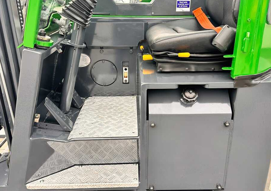 Combilift C2500CB / TRIPLEX / DIESEL / 4900MM / FREE LIFT / POSITIONER 1720MM / LIKE NEW - 4-weg zijlader: afbeelding 4 Combilift C2500CB / TRIPLEX / DIESEL / 4900MM / FREE LIFT / POSITIONER 1720MM / LIKE NEW - 4-weg zijlader: afbeelding 4