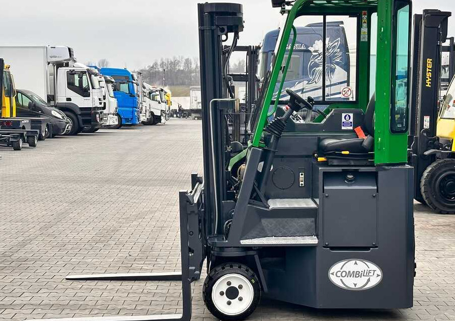 Combilift C2500CB / TRIPLEX / DIESEL / 4900MM / FREE LIFT / POSITIONER 1720MM / LIKE NEW - 4-weg zijlader: afbeelding 3 Combilift C2500CB / TRIPLEX / DIESEL / 4900MM / FREE LIFT / POSITIONER 1720MM / LIKE NEW - 4-weg zijlader: afbeelding 3
