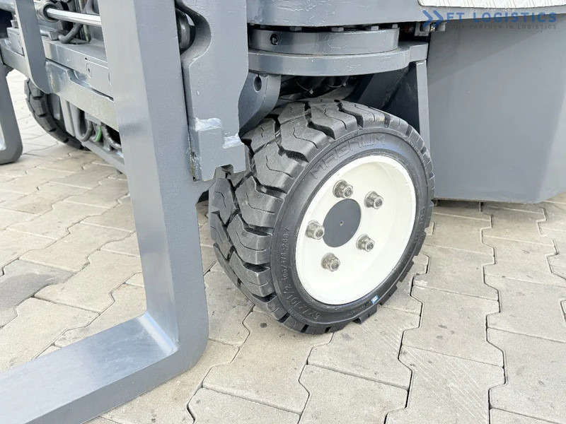 Combilift C3000CB / GAS / TRIPLEX 4900MM / FREE LIFT / FORK POSITIONER / SIDE SHIFT / EXCELLENT CONDITION / Wide range of four-way and sid - 4-weg zijlader: afbeelding 4 Combilift C3000CB / GAS / TRIPLEX 4900MM / FREE LIFT / FORK POSITIONER / SIDE SHIFT / EXCELLENT CONDITION / Wide range of four-way and sid - 4-weg zijlader: afbeelding 4