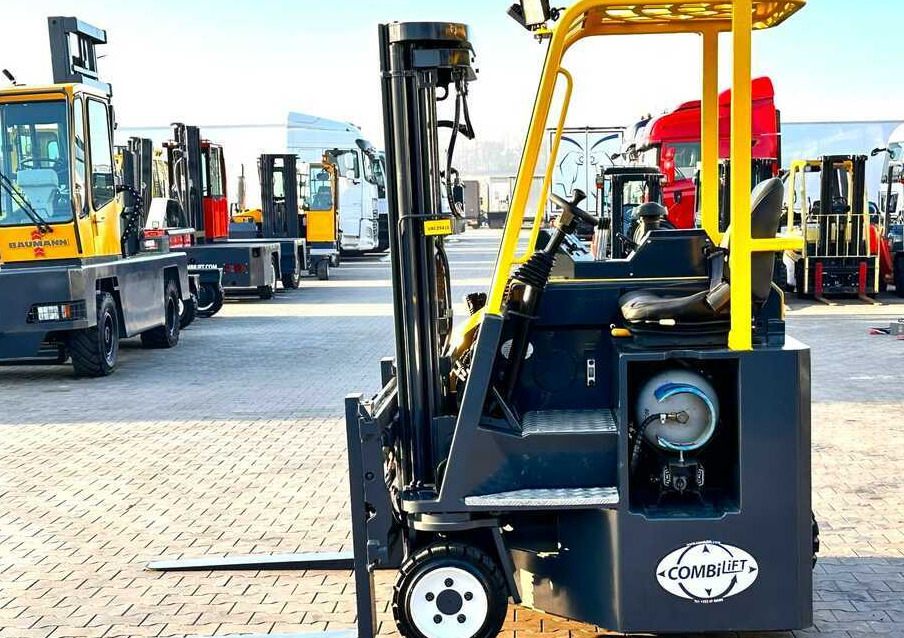 Combilift C3000CB / LPG / TRIPLEX - 4900MM / LPG / FREE LIFT / POSITIONER / FORK SIDE SHIFT / ONLY 7454 MTH / LIKE NEW - 4-weg zijlader: afbeelding 3 Combilift C3000CB / LPG / TRIPLEX - 4900MM / LPG / FREE LIFT / POSITIONER / FORK SIDE SHIFT / ONLY 7454 MTH / LIKE NEW - 4-weg zijlader: afbeelding 3