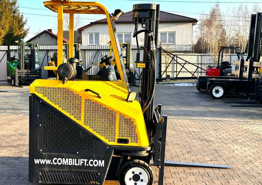 Combilift C3000CB / LPG / TRIPLEX - 4900MM / LPG / FREE LIFT / POSITIONER / FORK SIDE SHIFT / ONLY 7454 MTH / LIKE NEW - 4-weg zijlader: afbeelding 5 Combilift C3000CB / LPG / TRIPLEX - 4900MM / LPG / FREE LIFT / POSITIONER / FORK SIDE SHIFT / ONLY 7454 MTH / LIKE NEW - 4-weg zijlader: afbeelding 5