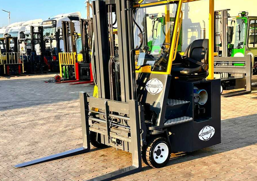 Combilift C3000CB / LPG / TRIPLEX - 4900MM / LPG / FREE LIFT / POSITIONER / FORK SIDE SHIFT / ONLY 7454 MTH / LIKE NEW - 4-weg zijlader: afbeelding 2 Combilift C3000CB / LPG / TRIPLEX - 4900MM / LPG / FREE LIFT / POSITIONER / FORK SIDE SHIFT / ONLY 7454 MTH / LIKE NEW - 4-weg zijlader: afbeelding 2