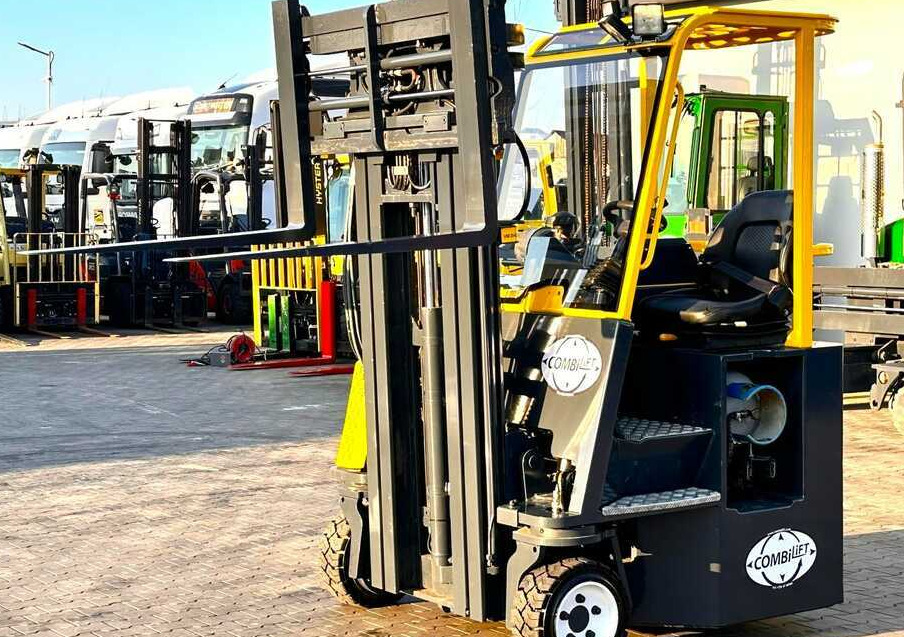 Combilift C3000CB / LPG / TRIPLEX - 4900MM / LPG / FREE LIFT / POSITIONER / FORK SIDE SHIFT / ONLY 7454 MTH / LIKE NEW - 4-weg zijlader: afbeelding 1 Combilift C3000CB / LPG / TRIPLEX - 4900MM / LPG / FREE LIFT / POSITIONER / FORK SIDE SHIFT / ONLY 7454 MTH / LIKE NEW - 4-weg zijlader: afbeelding 1