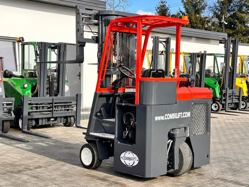 Combilift C3000CB / LPG / TRIPLEX / 5500MM / FREE LIFT / FORK SHIFT / POSITIONER C3000CB / LPG / TRIPLEX / 5500MM / FREE LIFT / FORK SHIFT - 4-weg zijlader: afbeelding 3 Combilift C3000CB / LPG / TRIPLEX / 5500MM / FREE LIFT / FORK SHIFT / POSITIONER C3000CB / LPG / TRIPLEX / 5500MM / FREE LIFT / FORK SHIFT - 4-weg zijlader: afbeelding 3