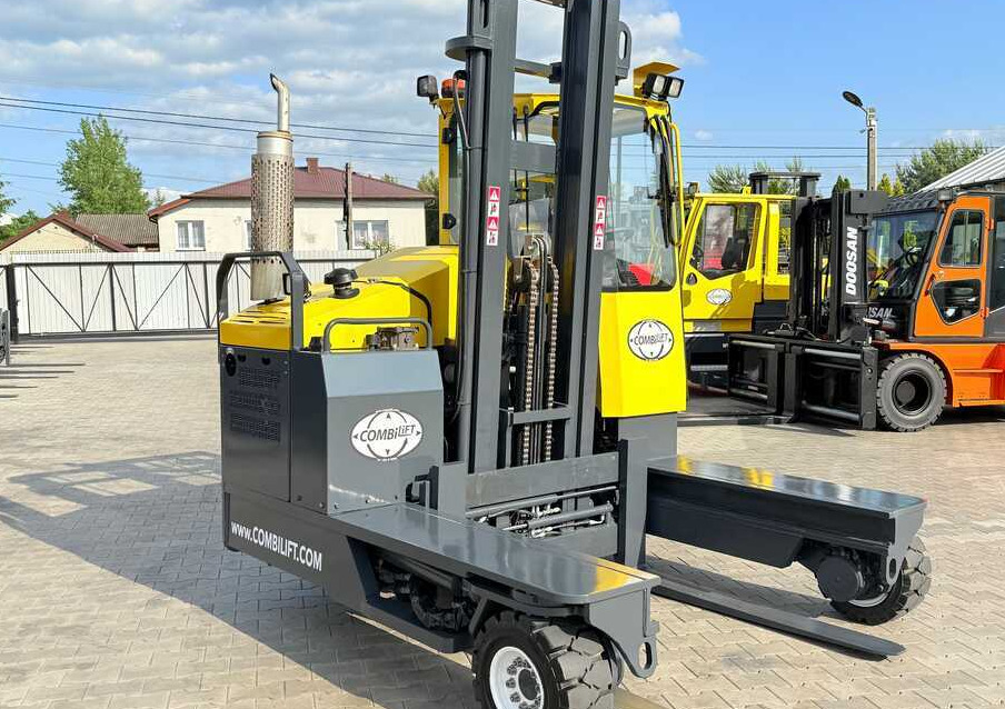 Combilift C4000 / DIESEL / DUPLEX - 4100MM / POSITIONER / ONLY 2951 MTH / LIKE NEW - 4-weg zijlader: afbeelding 4 Combilift C4000 / DIESEL / DUPLEX - 4100MM / POSITIONER / ONLY 2951 MTH / LIKE NEW - 4-weg zijlader: afbeelding 4